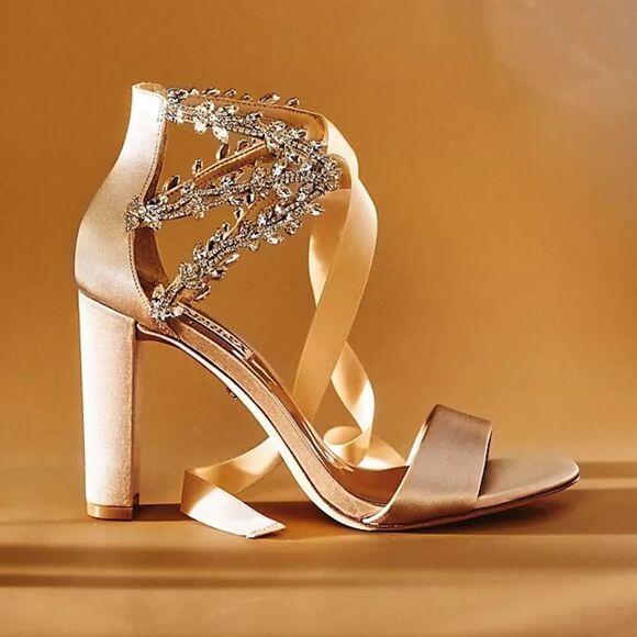 Badgley Mischka Ivory Heels with Crystal Embellishments/ size 9 - Picture 4 of 12